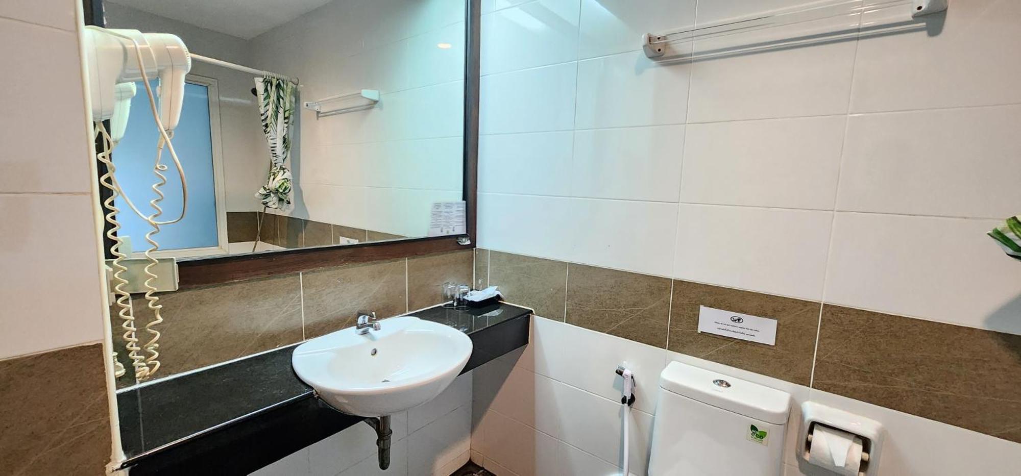 Hotel D C Patong Extérieur photo